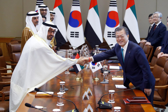 문재인 대통령과 모하메드 빈 자이드 알-나흐얀 아랍에미리트(UAE) 왕세제 겸 통합군 부총사령관이 27일 오전 청와대 집현실에서 열린 정상회담에서 악수하고 있다. 2019.2.27 연합뉴스
