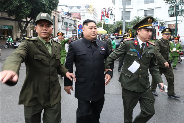 27일 오전 베트남 하노이 소피텔 레전드 메트로폴 호텔 앞에서 김정은 북한 국무위원장 행세를 하던 한 베트남인이 공안에 체포돼 연행되고 있다. 2019.2.27 뉴스1