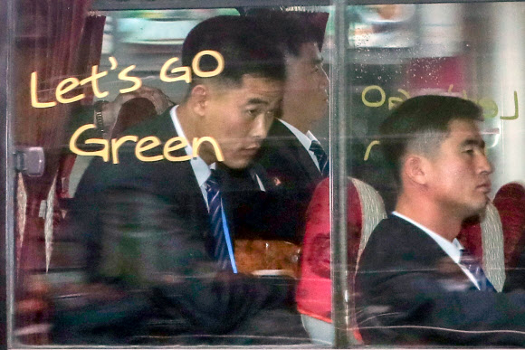 27일 김정은 북한 국무위원장 숙소인 베트남 하노이 멜리아 호텔에서 북한 김 위원장의 경호원들이 탄 차량이 나가고 있다. 2019.2.27  연합뉴스