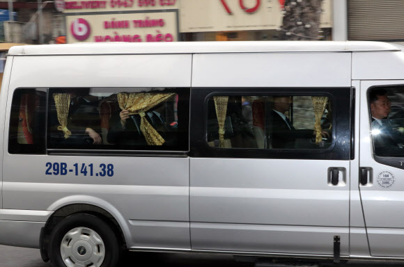 27일 김정은 북한 국무위원장 숙소인 베트남 하노이 멜리아 호텔에서 북한 김 위원장의 경호원들이 탄 차량이 나가고 있다. 2019.2.27  연합뉴스
