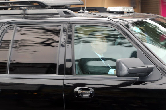 27일 김정은 북한 국무위원장 숙소인 베트남 하노이 멜리아 호텔에서 북한 김 위원장의 경호원들이 탄 차량이 나가고 있다. 2019.2.27  연합뉴스