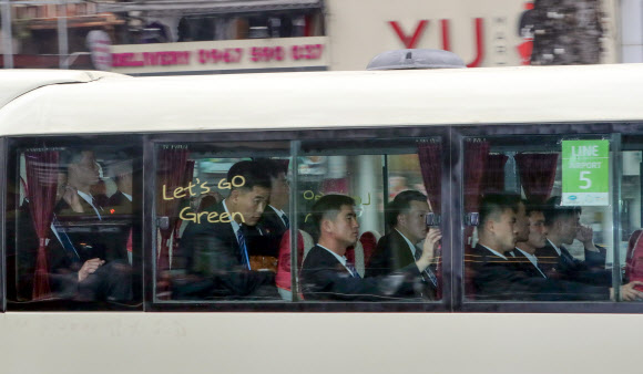 27일 김정은 북한 국무위원장 숙소인 베트남 하노이 멜리아 호텔에서 북한 김 위원장의 경호원들이 탄 차량이 나가고 있다. 2019.2.27  연합뉴스