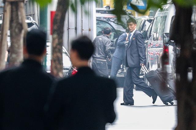 김정은 북한 국무위원장과 트럼프 미국 대통령의 만찬이 예정되어 있는 27일 오전 북한 경호원들과 실무진들이 보안점검을 위해 베트남 하노이 소피텔 레전드 메트로폴 호텔로 들어서고 있다. 2019.2.27 뉴스1