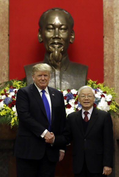 도널드 트럼프(왼쪽) 미국 대통령·응우옌 푸 쫑 베트남 국가주석 AP 연합뉴스