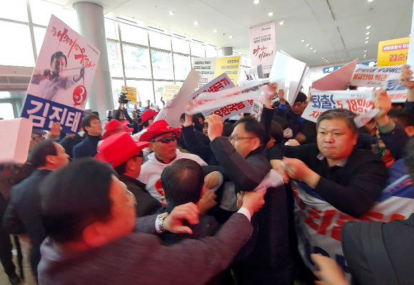 자유한국당 전당대회가 열리는 27일 경기도 고양 킨텍스에서 민주노총 관계자들이 자유한국당은 해체하라며 구호를 외치고 있다. 2019.2.27  연합뉴스