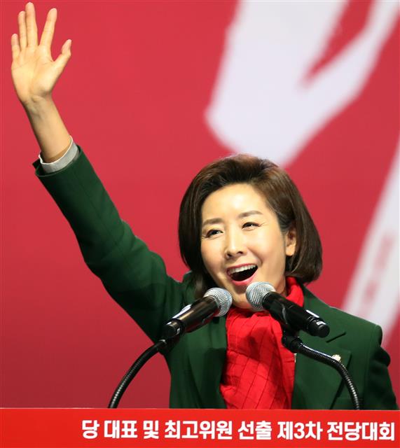 나경원 자유한국당 원내대표가 27일 경기도 고양시 일산 킨텍스에서 열린 제3차 전당대회에서 손을 흔들고 있다. 2019.2.27 뉴스1