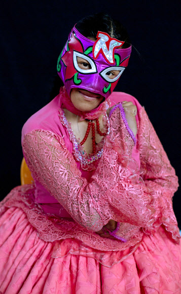 전통의상에 마스크를 쓰고 포즈를 취한 촐리타 레슬러. AP 연합뉴스