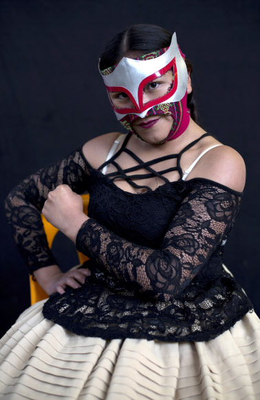 전통의상에 마스크를 쓰고 포즈를 취한 촐리타 레슬러. AP 연합뉴스