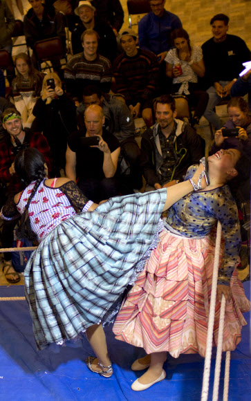 촐리타 레슬링 선수들이 24일(현지시간) 볼리비아 엘알토에서 열린 경기에서 화끈한 시합을 벌이고 있다. AP 연합뉴스