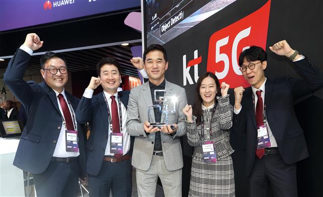 26일(현지시간) GSMA 글로벌 모바일 어워즈에서 지니페이로 ‘결제&핀테크 최고의 혁신 부문’에서 수상한 KT 관계자들이 기념 촬영을 하고 있다.  KT 제공