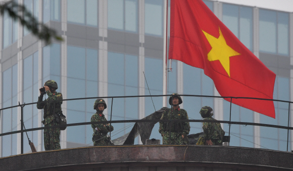 지난 23일 하노이 영빈관 인근 건물에 배치된 베트남군 병력. 하노이 박지환 기자 popocar@seoul.co.kr