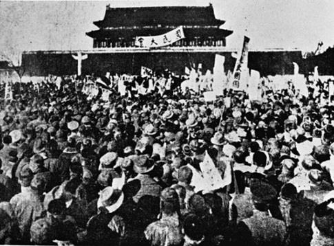 1919년 5월 4일 중국 베이징 톈안먼 광장에서 처음 열린 5·4운동 당시 학생과 시민들이 모여 일제와 군벌 정부에 항의하는 모습. 5·4운동은 반봉건·반제국주의를 기초로 내걸었고 1917년 러시아혁명과 1919년 3·1운동의 영향을 받았다.   서울신문 DB