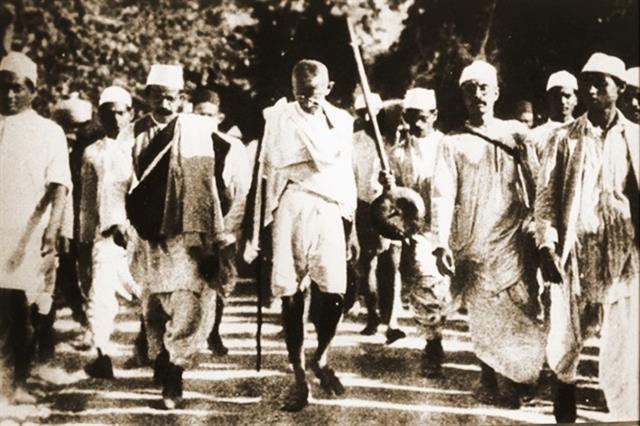 1930년 인도의 독립 지도자 마하트마 간디(가운데)와 지지자들이 소금세 폐지를 요구하며 거리를 행진하고 있다. 간디 일행은 24일간 400㎞를 걸었는데, 도중에 수만명이 행진에 합류했다. 간디가 이끈 비폭력 불복종 운동의 대표적인 사례다.  서울신문 DB