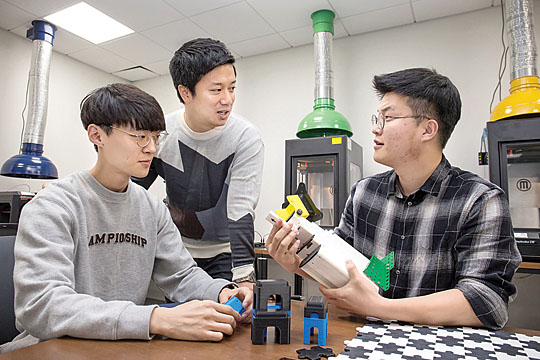 삼성전자·서울대 공동연구소에 위치한 ‘C랩 팩토리’에서 C랩 과제원들이 3D 프린터로 만든 테스트 제품에 대해 의견을 나누고 있다.  삼성전자 제공
