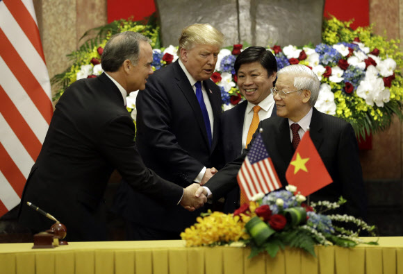 트럼프, 美·베트남 무역협정 서명