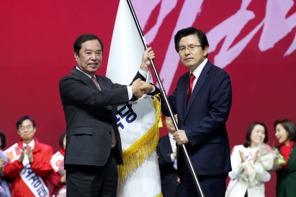 당기 건네받는 황교안 대표