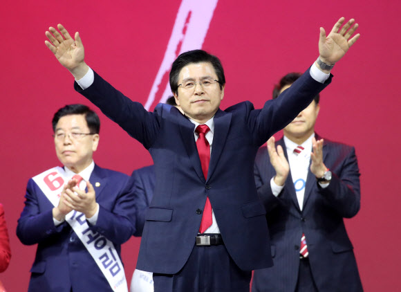 두 손 든 황교안 새 대표