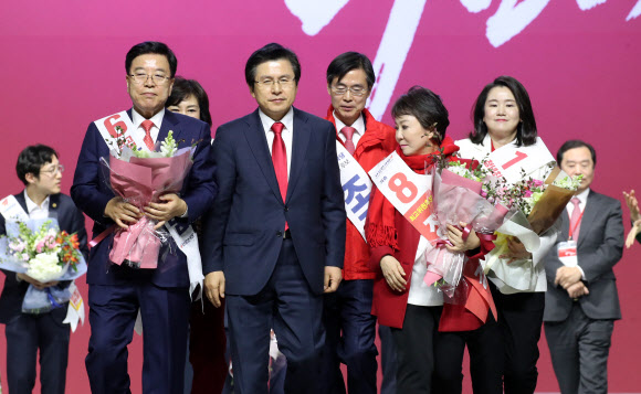 황교안 대표 ‘최고위원들과 무대로’