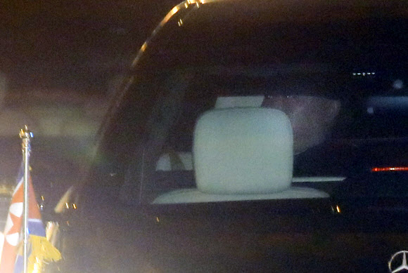 만찬 마치고 회담장 나서는 김정은