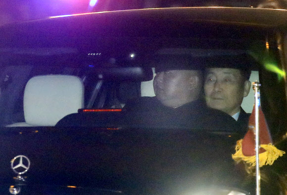 창 밖 보는 김정은