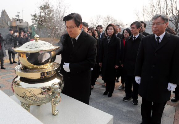 황교안 신임 당 대표, 김대중 전 대통령 묘역 참배