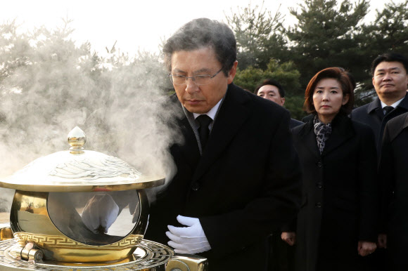 황교안 신임 당 대표, 김영삼 전 대통령 묘역 참배