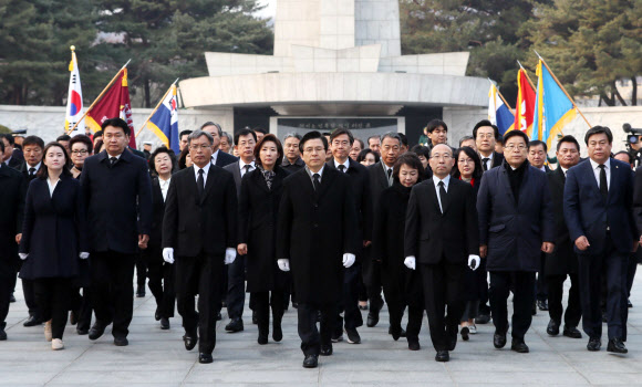 한국당 황교안 신임 당 대표 현충원 참배