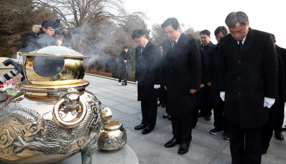 한국당 황교안 당 대표, 박정희 전 대통령 묘역 참배