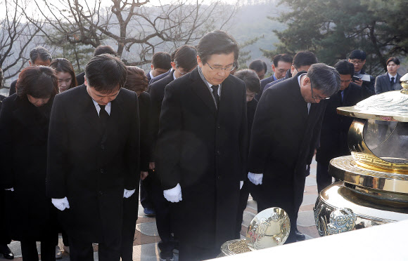 한국당 황교안 당 대표, 김대중 전 대통령 묘역 참배
