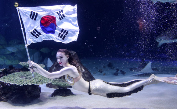 인어가 펼치는 3.1 독립운동 100주년 태극기 퍼포먼스