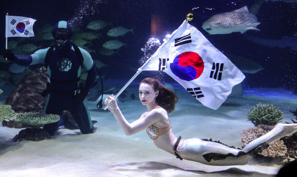 인어가 펼치는 3.1 독립운동 100주년 태극기 퍼포먼스