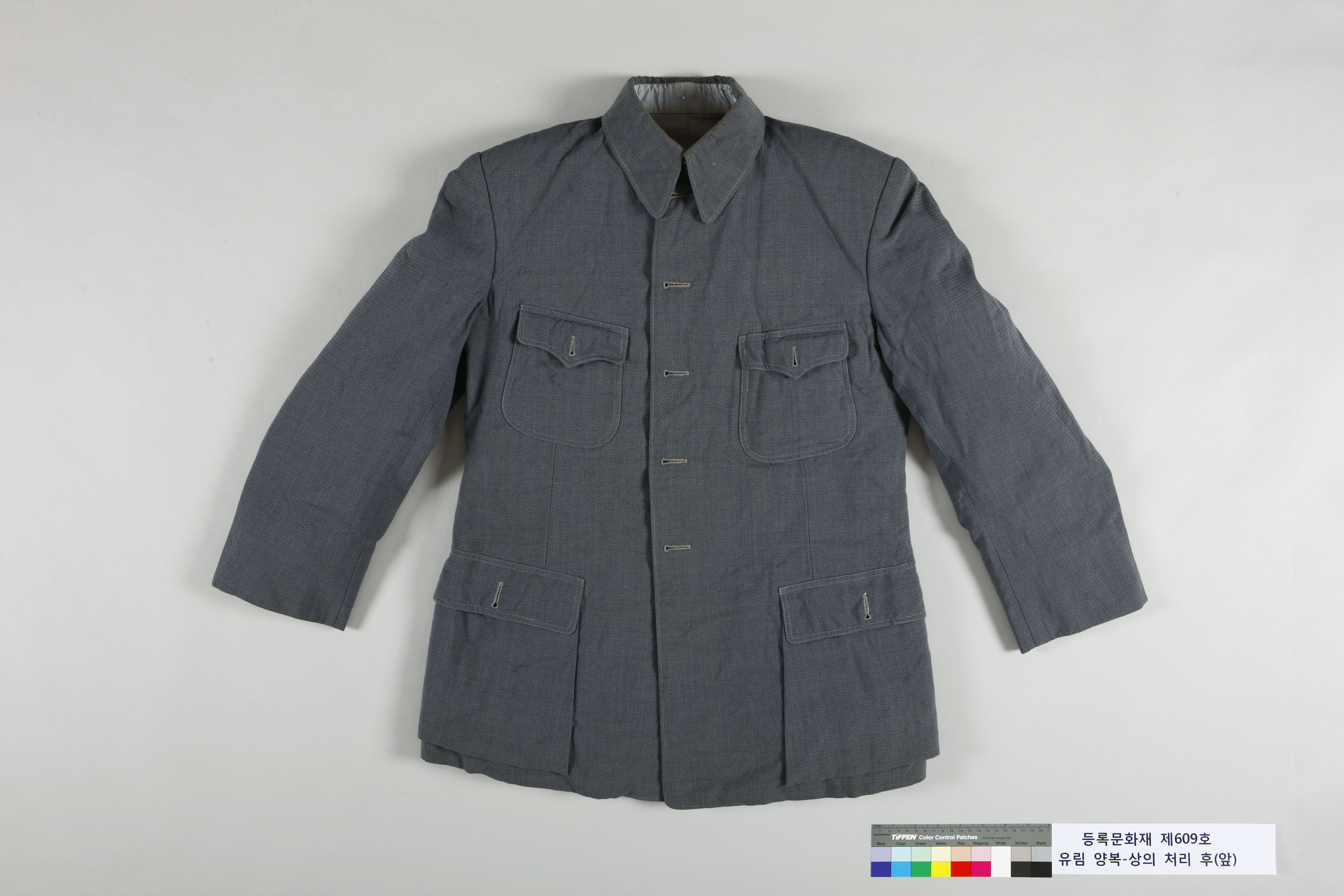 독립운동가 유림이 생전에 착용한 양복 상의를 보존처리한 모습.