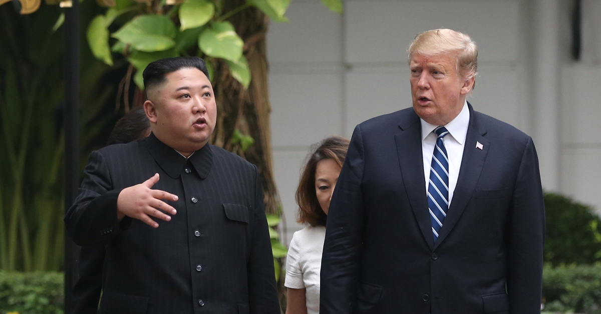 도널드 트럼프(앞줄 오른쪽) 미국 대통령과 김정은(앞줄 왼쪽) 북한 국무위원장이 28일 베트남 하노이의 소피텔 레전드 메트로폴 호텔에서 단독 정상회담을 이 호텔 정원에서 나란히 걸으며 이야기를 나누고 있다. AP 연합뉴스