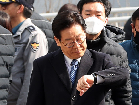 시계 보는 이재명 경기지사