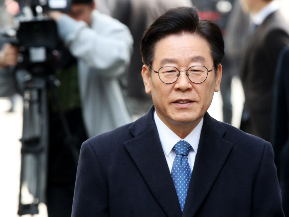 질문에 답하는 이재명 경기지사