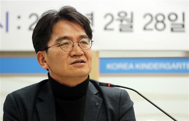 이덕선 한국유치원총연합회 이사장이 28일 오후 서울 용산구 한유총 사무실에서 ‘유아교육 정상화를 위한 한유총 입장 발표’ 기자회견에서 취재진 질문에 답변하고 있다. 한유총은 이날 기자회견에서 “정부의 끊임없는 적폐몰이?독선적 행정에 대해 우리는 2019학년도 1학기 개학일정을 무기한 연기하는 준법투쟁을 전개한다”고 밝혔다. 2019.2.28 뉴스1