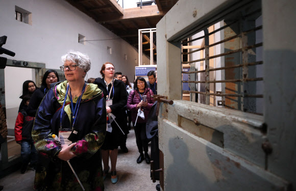 옥사 관람하는 독립운동가 후손들