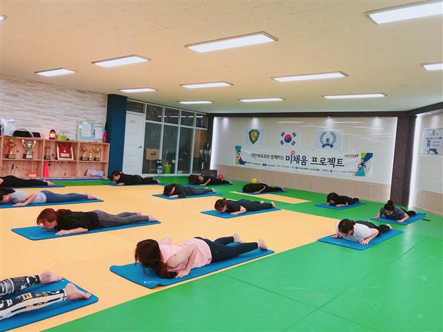 지난해 말 전북 익산시에서 진행된 ‘미(美)채움 프로젝트’에서 여성 수강생들이 엎드린 자세로 스트레칭을 하고 있다.  대한체육회 제공