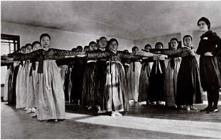 구한말 이화학당에서 여학생들이 진네트 월터 선생(맨 오른쪽)에게 체조 수업을 듣고 있는 모습. 당시 체력이 약한 여학생들이 각종 질병에 시달리자 건강 증진을 위해 체조 수업이 시작됐다.  이화여대 제공