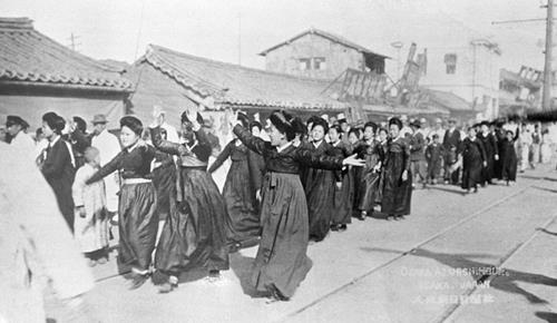 1919년 3월 1일 만세시위에서 춤을 추며 거리를 행진하는 부녀자들. 3월 5일자 오사카아사히 신문에 실린 사진으로, 군중은 태극기를 비롯해 깃발이나 선언서 등을 가지고 있지 않다. 국가기록원 제공