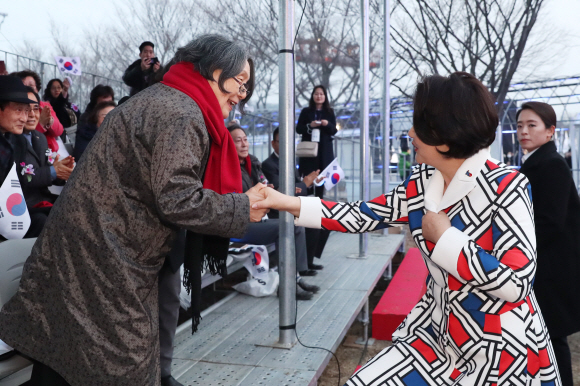 문재인 대통령 부인 김정숙 여사가 3.1절을 하루 앞둔 28일 오후 충남 천안 독립기념관에서 열린 3.1운동 100주년 기념 전야제에 참석해 유관순 열사의 유족 김정애 여사와 인사하고 있다. 김정애 여사는 유제충 선생(유관순 열사의 조카)의 부인이자 유우석 선생(유관순 열사의 오빠)의 며느리이다. 2019.02.28. 청와대제공