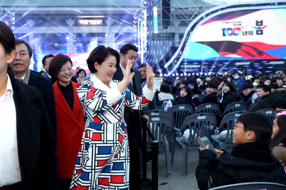 문재인 대통령 부인 김정숙 여사가 3.1절을 하루 앞둔 28일 오후 충남 천안 독립기념관에서 열린 3.1운동 100주년 기념 전야제에 참석하고 있다. 2019.02.28. 청와대제공