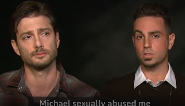 마이클 잭슨에게 당한 성적 유린에 대해 털어놓는 웨이드 롭슨(오른쪽)과 제임스 세이프척. BBC 동영상 캡처