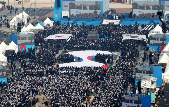 태극기와 입장하는 문 대통령 내외와 33인의 시민들