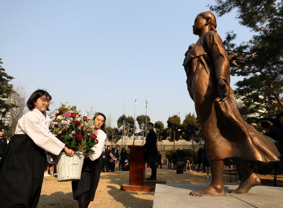유관순 동상에 헌화하는 이화여고 학생들