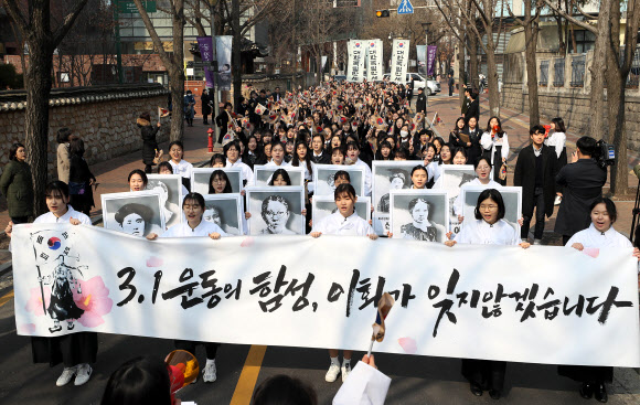 만세 행진하는 유관순 열사 후배들