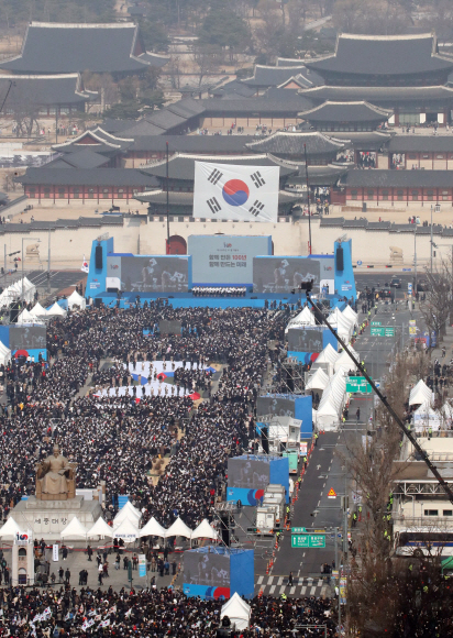 1일 서울 광화문에서 열린 3.1절 100주년 기념식에서 대형태극기가 무대 뒤로 올라가고 있다. 2019.  3. 1  정연호 기자 tpgod@seoul.co.kr