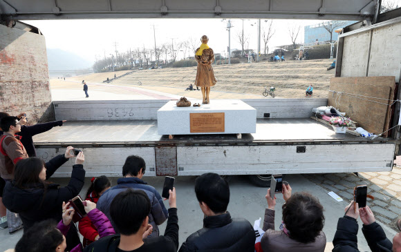 트럭 위에 놓인 평화의 소녀상