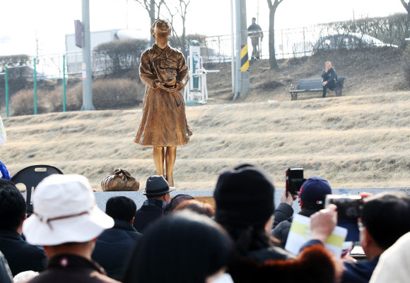 평화의 소녀상 바라보는 시민들