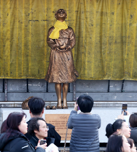 트럭 위에서 열린 평화의 소녀상 제막식